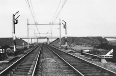 839667 Gezicht op de spoorlijn Hilversum - Utrecht bij Groenekan, vanaf de spoorwegovergang in de Nieuwe Weteringsweg, ...